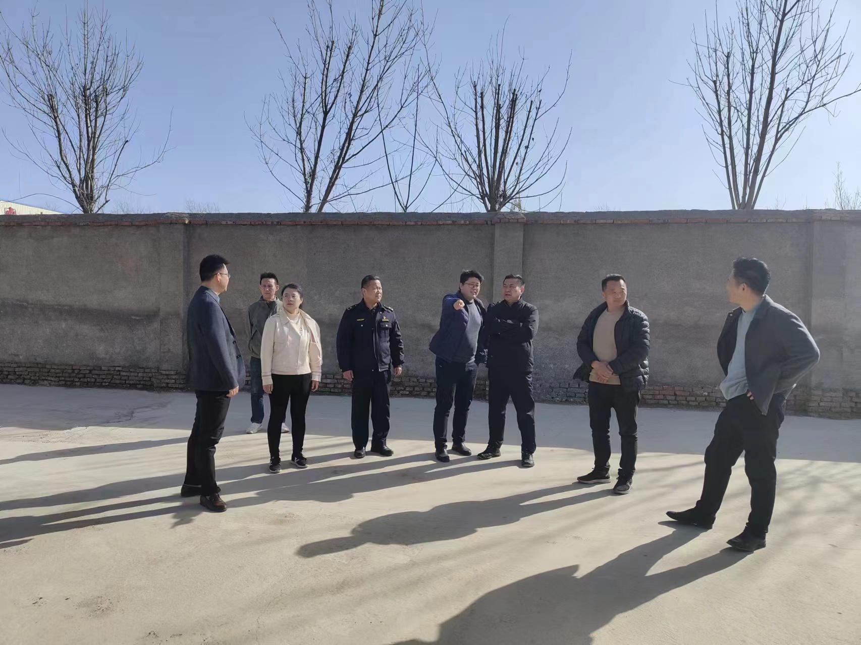 濉溪县人民政府副县长李影前往刘桥镇工业园就2023年第四季度省警示片