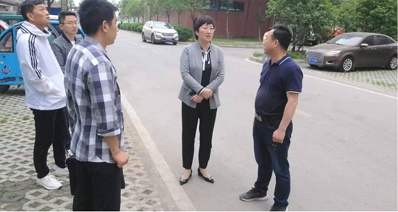 在双创孵化园人才公寓项目建设现场,姜灵向十七冶负责