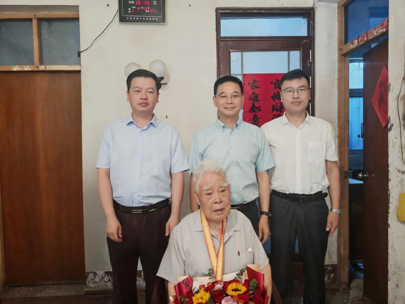 黄韡走访慰问抗日战争时期参加革命工作的离休干部