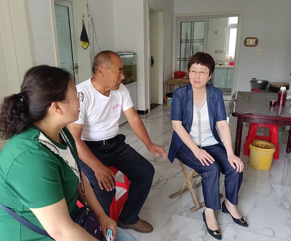 随后,姜灵先后来到离退休老干部孟宪云,马儒山家中看