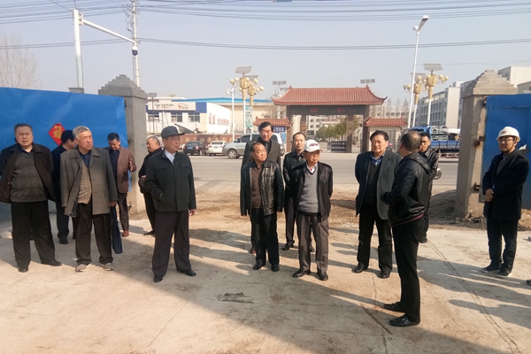 县政协组织机关离退休老干部视察我县重点项目建设情况.jpg